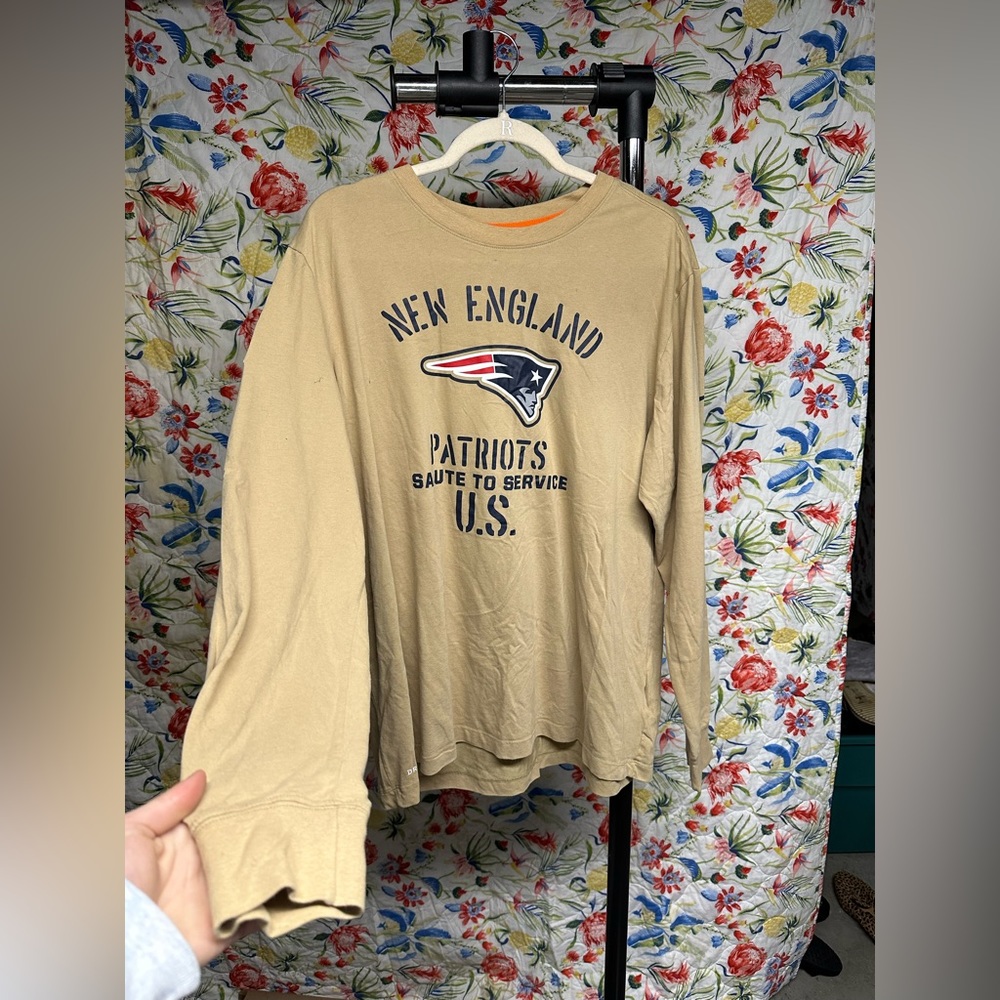 Mens Nike NFL patriots long sleeve! Super soft, like new!